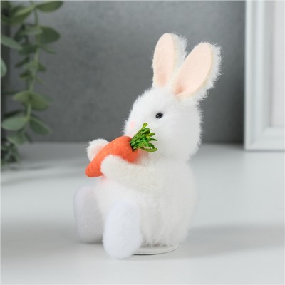 Фигурка «Зайка с морковкой», 6.5×6.8×11.7 см