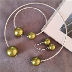 Комплект: колье жесткое разъемное на шею, браслет и серьги, цвет: серебристый, вставка: исск.жемчуг, цвет: зеленый перламутровый, арт.001.681