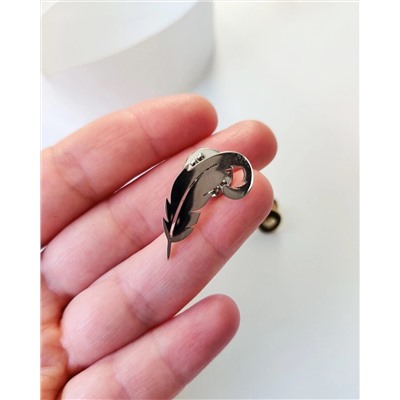 Брошь из стали