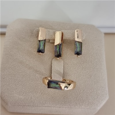 Комплект ювелирной бижутерии коллекция "Дубай" в форме палочек серьги, кулон и кольцо 19 р, покрытие позолота, вставка: фианиты, цвет: мистик, арт.217.526-19