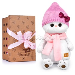 Кошка Ли-Ли в шапке с бантом и шарфе