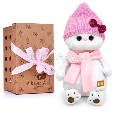 Кошка Ли-Ли в шапке с бантом и шарфе