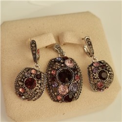 Комплект ювелирной бижутерии коллекция "Дубай" серьги и кулон, покрытие посеребрение, вставка: фианиты, цвет: фиолетовый, розовый и графитовый, арт.414.067