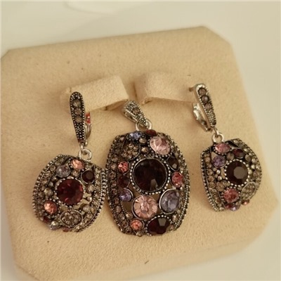 Комплект ювелирной бижутерии коллекция "Дубай" серьги и кулон, покрытие посеребрение, вставка: фианиты, цвет: фиолетовый, розовый и графитовый, арт.414.067