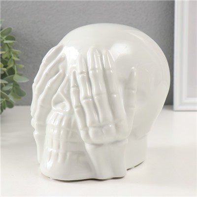 Фигурка керамика «Череп с кистями на глазах», белый, 13.5×14×15 см