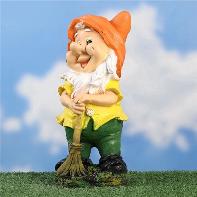 Садовая фигура из гипса «Гном с метлой», 30×14×14 см