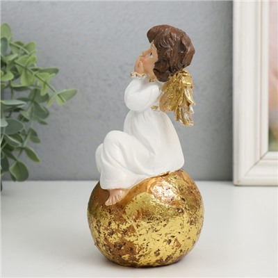 Фигурка полистоун «Ангелок с золотыми крыльями в бежевом платье на шаре», 7×8×16 см