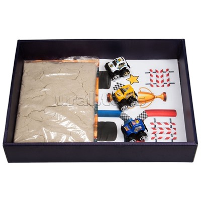 Игрушка для детей старше трех лет, в наборах, из формирующихся пластичных масс (кинетический песок, пластичный песок) и тематических предметов игрового обихода (игрушечный трансопрт) из полимерных материалов с элементами из бумаги, картона