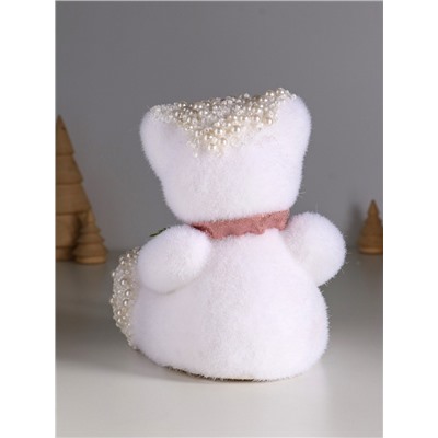 Фигурка «Белый медвежонок с еловым бантом, в бусинках», 16×12×14 см