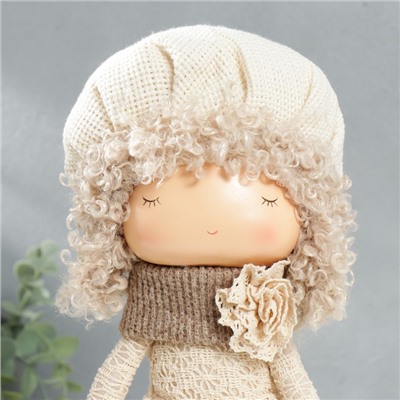 Интерьерная кукла текстильная «Малышка в берете, в бежевом наряде, с цветком», 36.5×13×17 см