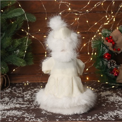 Снегурочка под ёлку «Зимнее волшебство. В пушистой шубке, с фонариком» двигается, с подсветкой, 30 см, молочный