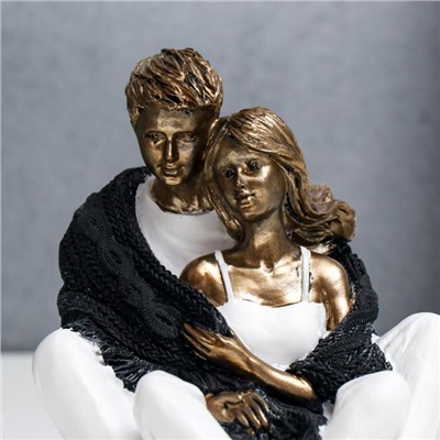 Фигурка полистоун «Влюблённые в белой одежде, нежность и объятия», 12×10.5×12 см