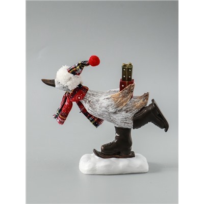 УЦЕНКА Сувенир полистоун "Гусь в колпаке, вязаном шарфе, на мини-лыжах, с подарками" 6,5х19,5х17 см