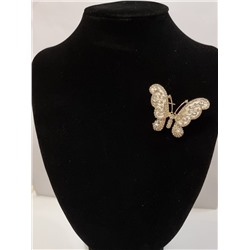 Брошь Бабочка с прозрачными стразами и белой эмалью в позолоте, арт.748.315