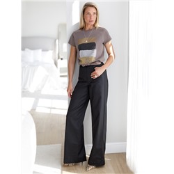 Футболка из 100% хлопка с авторским принтом.