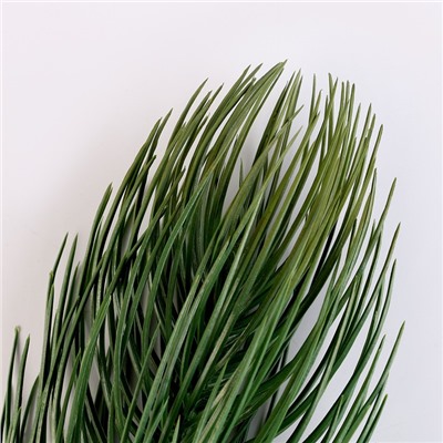 Ветка еловая декоративная, 33×8 см,1 шт.