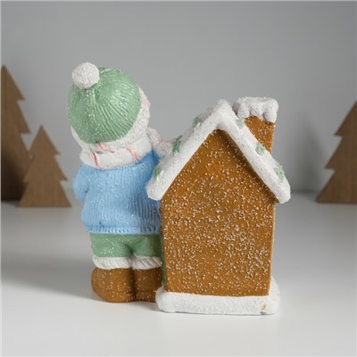 Фигурка светящаяся «Малышка в голубом свитере у пряничного домика», керамика, 15×8×16 см