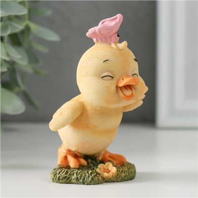 Фигурка полистоун «Утёнок с бабочкой на полянке», 6×5.5×9.5 см