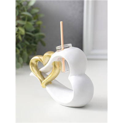 Аромадиффузор для эфирных масел с палочками «Сплетённые сердца», полистоун, белый с золотом, 4.7×12.3×9 см