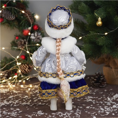 Снегурочка под ёлку «Зимнее волшебство. В меховом жилете с брошами» длинное платье, 30 см, серебристо-синий