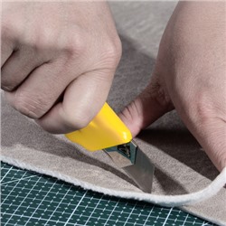 Нож канцелярский со сменным лезвием 18мм Материал корпуса ABS Вес 23 г / ZX4Zz / уп 48/