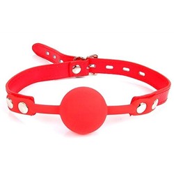 Красный силиконовый кляп-шарик на регулируемом ремешке