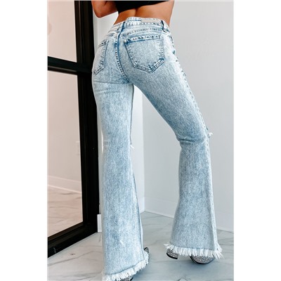 Голубые расклешенные джинсы-клеш с разрезами и необработанным краем
