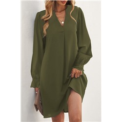 Темно-зеленое платье-рубашка с V-образным вырезом и оборками на рукавах