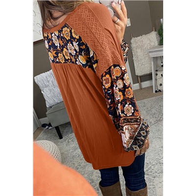 Оранжевая длинная блуза с пышными рукавами и разноцветным цветочным принтом