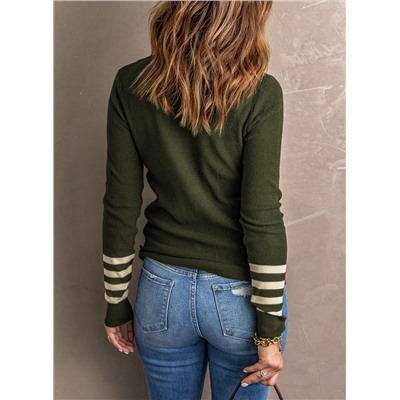 Зеленый свитер с длинным рукавом в полоску