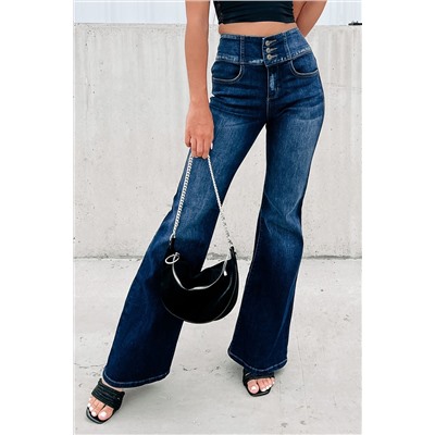 Синие джинсы-клеш с потертостями и широким поясом