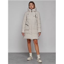 Пальто утепленное с капюшоном зимнее женское бежевого цвета 52429B