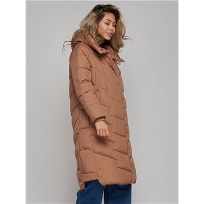 Пальто утепленное молодежное зимнее женское коричневого цвета 52355K