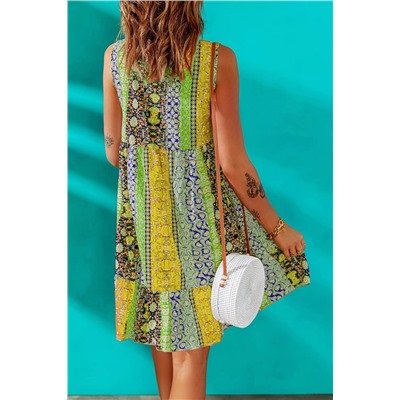 Зеленое платье-сарафан с V-образным вырезом и цветочным принтом