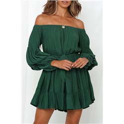 Зеленое сборчатое платье с поясом и открытыми плечами