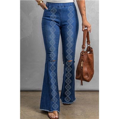 Синие джинсы-клеш с геометрическим принтом и разрезами