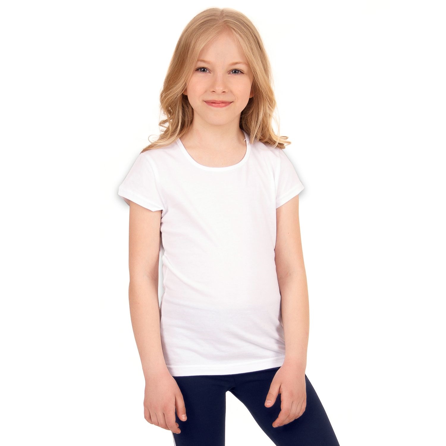 Ребенок в белой футболке