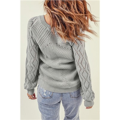 Серый вязаный свитер с длинным рукавом и круглым вырезом