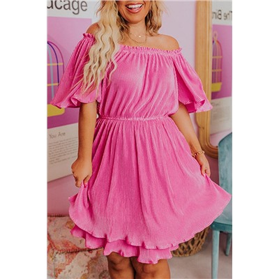 Розовое платье из текстурированной ткани с открытыми плечами