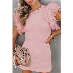 Розовое облегающее платье в рубчик с объемным сетчатым рукавом в горошек