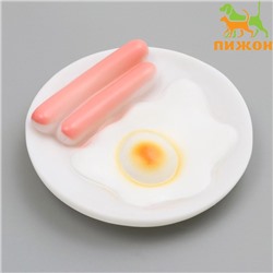 Игрушка пищащая "Завтрак" для собак, 13,5 см, на белой тарелке