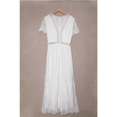 Белое кружевное макси платье с расклешенной юбкой и короткими рукавами