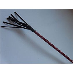 Плетеный короткий красный стек с наконечником в виде длинной кисточки - 70 см.