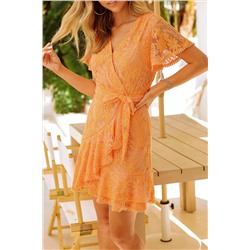 Оранжевое платье с запахом и цветочным принтом с кружевной отделкой