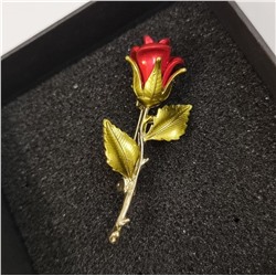 Брошь Роза с эмалью в позолоте, цвет эмали красный, арт. 748.302
