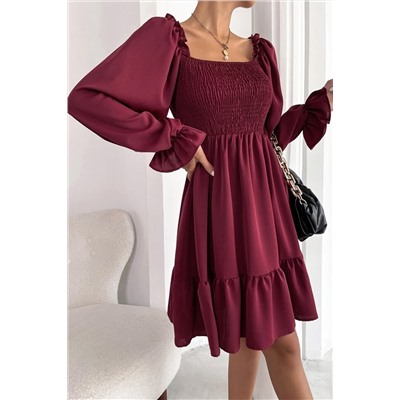 Бордовое платье с оборками и пышными рукавами