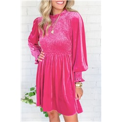 Розовое платье из вельвета с объемным рукавом
