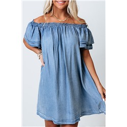 Голубое платье-мини с открытыми плечами и рюшами