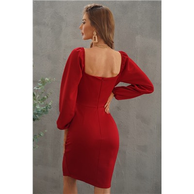 Красное обтягивающее мини-платье с длинным рукавом и разрезом на юбе