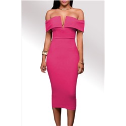 Розовое обтягивающее платье с открытыми плечами и глубоким V-образным вырезом